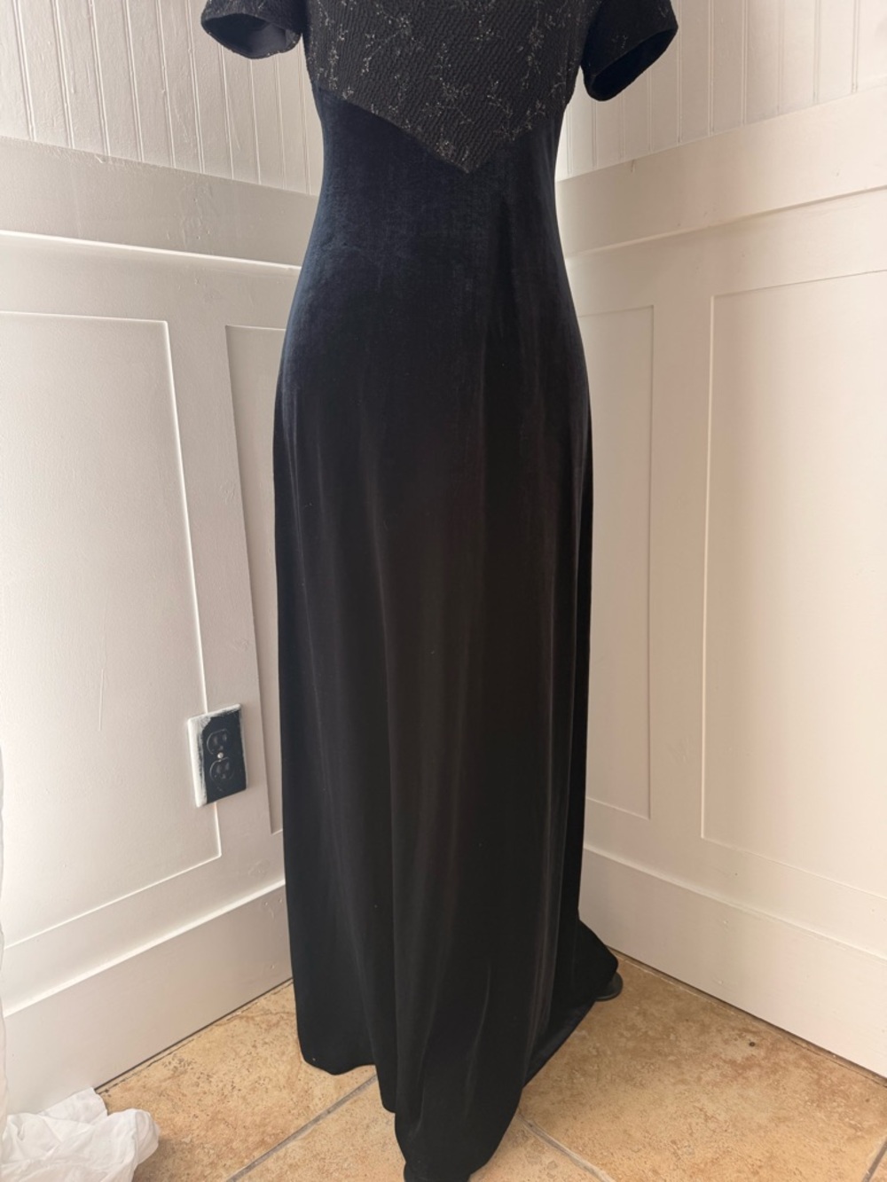 Jessica Howard Black Short-Sleeve Velvet Maxi Dress with Mandarin Collar - Picture 4 of 6